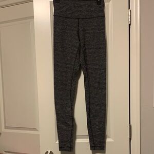 LuluLemon Gray High-Waisted Leggings w/texture
Good condition, size 6